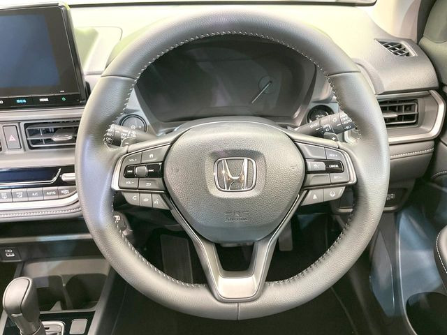 �C���e���A�ɍ��킹���f�U�C���̃X�e�A�����O�́A�^�]�������̂��Ƃ��l���A�^�]���₷���`��A�傫���ł��B�����x�A���ۂɐG���Ă��m���߂��������B