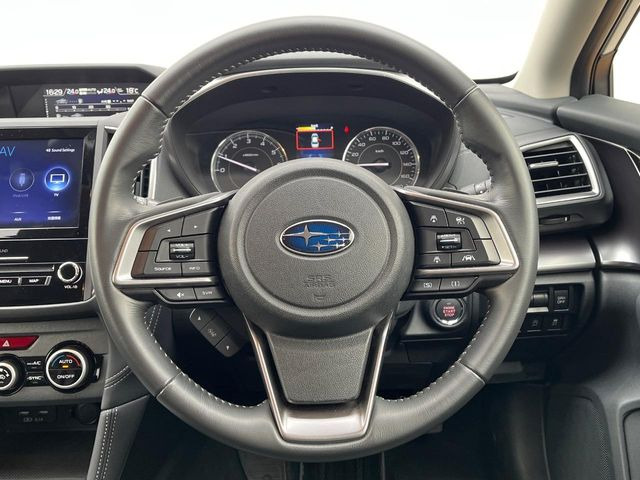 �C���e���A�ɍ��킹���f�U�C���̃X�e�A�����O�́A�^�]�������̂��Ƃ��l���A�^�]���₷���`��A�傫���ł��B�����x�A���ۂɐG���Ă��m���߂��������B