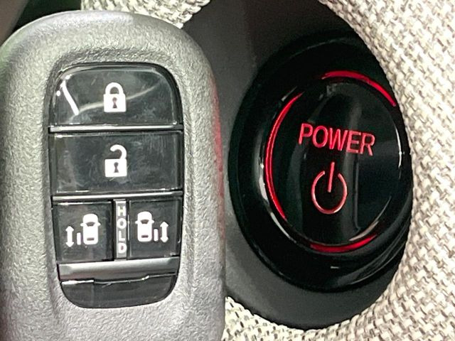 �yHonda�X�}�[�g�L�[�z�J�o����|�P�b�g�ɓ��ꂽ�܂܂ł��h�A�̎{���E�������\�ȃX�}�[�g�L�[�𑕔��B�G���W���̃I���E�I�t�����J�M�����o���K�v����������Ƃ��Ă��֗��ł���