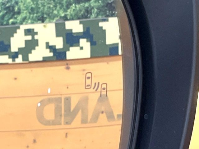 【ブラインドスポットモニター】走行中、ドアミラーの死角になりやすい箇所に後続車が接近するとサイドミラーのレンズに警告を表示!ドライバーに注意喚起をしてくれます。