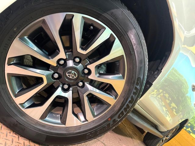 【純正オプション19インチアルミホイール】純正オプションホイールを装着。走行性能の向上に加え、外観もよりスタイリッシュになっています。