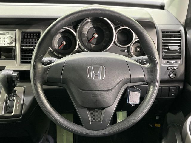 �C���e���A�ɍ��킹���f�U�C���̃X�e�A�����O�́A�^�]�������̂��Ƃ��l���A�^�]���₷���`��A�傫���ł��B�����x�A���ۂɐG���Ă��m���߂��������B