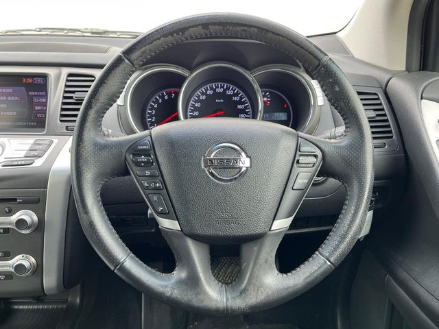 �C���e���A�ɍ��킹���f�U�C���̃X�e�A�����O�́A�^�]�������̂��Ƃ��l���A�^�]���₷���`��A�傫���ł��B�����x�A���ۂɐG���Ă��m���߂��������B