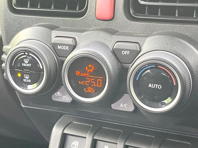 【オートエアコン】一度お好みの温度に設定すれば、車内の温度を検知し風量や温度を自動で調整。暑い&hellip;寒い&hellip;と何度もスイッチ操作をする必要はありません。快適な車内空間には必須の機能ですね♪