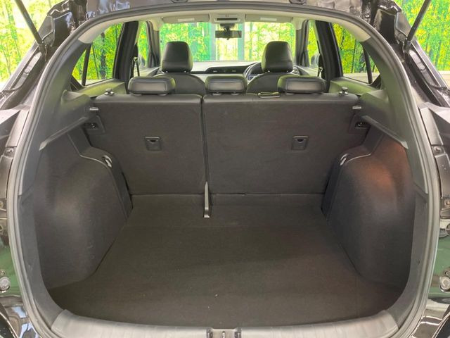 ���i�̂���������ʋ΁A���}���ɏ\���ȉ׎��X�y�[�X���m�ۂ��Ă���܂��B�Z�J���h�V�[�g��|���ƁA�傫�ȉו��̐ύڂ��\�ł���