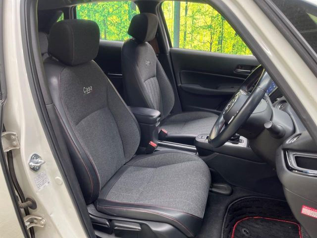 【ハーフレザーシート】高級感と座り心地を両立した人気のシート♪背面・座面のファブリック素材は、通気性の良さや滑りにくさに優れています。気温や服装に左右されず快適にお乗りいただけます。