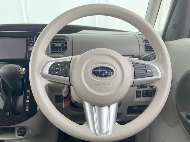 �C���e���A�ɍ��킹���f�U�C���̃X�e�A�����O�́A�^�]�������̂��Ƃ��l���A�^�]���₷���`��A�傫���ł��B�����x�A���ۂɐG���Ă��m���߂��������B