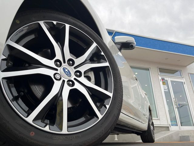 �y����17�C���`�A���~�z�C�[���z�O�ςɃ}�b�`���������A���~�z�C�[���𑕒����Ă���܂��B�e��ЊO�A���~�z�C�[����A�X�^�b�h���X�^�C�����戵�����Ă���܂��B���񂲑��k����������