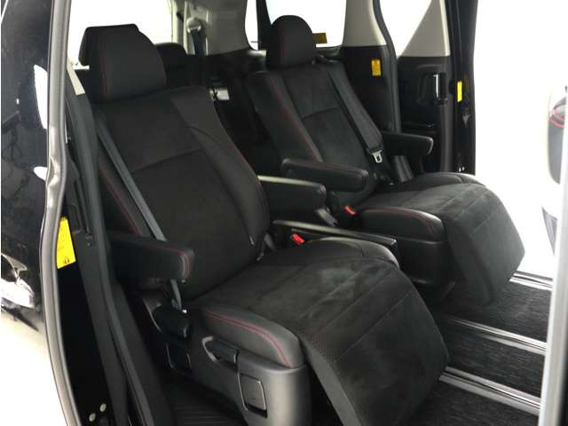 【オットマン付きセカンドシート】最大800mmのロングスライドシートとオットマン機能により足を楽々伸ばす事が可能です!また、ひじ掛けもありますので、快適なドライブをお楽しみいただけます!