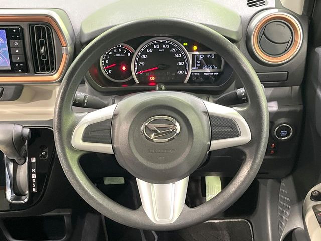 �C���e���A�ɍ��킹���f�U�C���̃X�e�A�����O�́A�^�]�������̂��Ƃ��l���A�^�]���₷���`��A�傫���ł��B�����x�A���ۂɐG���Ă��m���߂��������B