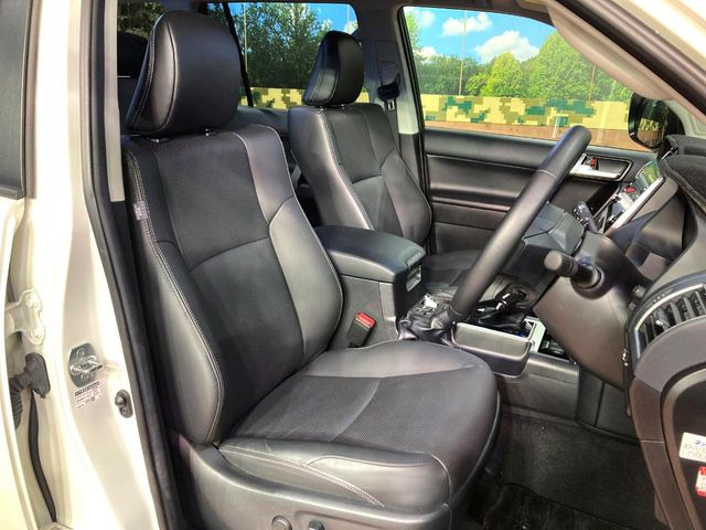 運転席シート廻りは使用感も少なく、良好な状態となっています。丁寧に使われていたことがよくわかりますね。