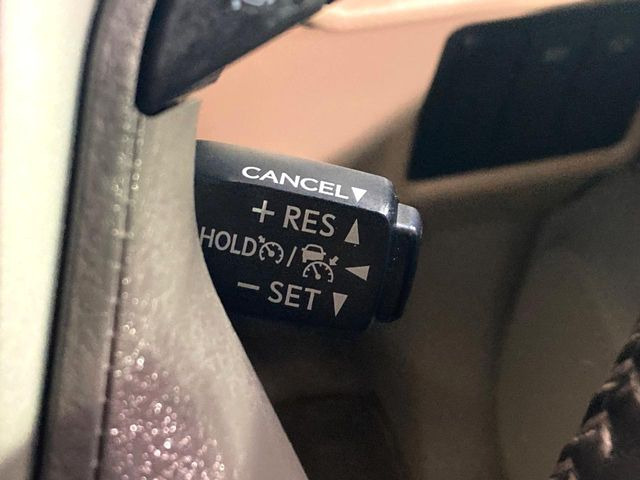 【クルーズコントロール】高速道路もラクラク走行。アクセルを離しても一定速度で走行ができ、長距離運転時の負担を軽減!加速・減速も簡単なスイッチ操作で調整できます。