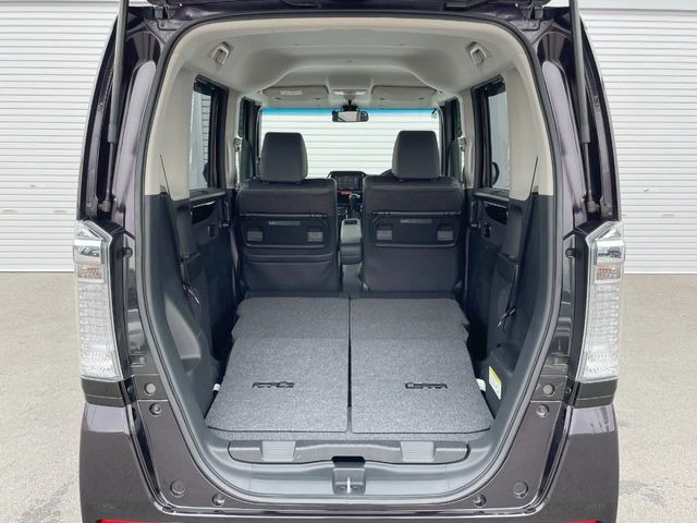 ���i�̂���������ʋ΁A���}���ɏ\���ȉ׎��X�y�[�X���m�ۂ��Ă���܂��B�Z�J���h�V�[�g��|���ƁA�傫�ȉו��̐ύڂ��\�ł���