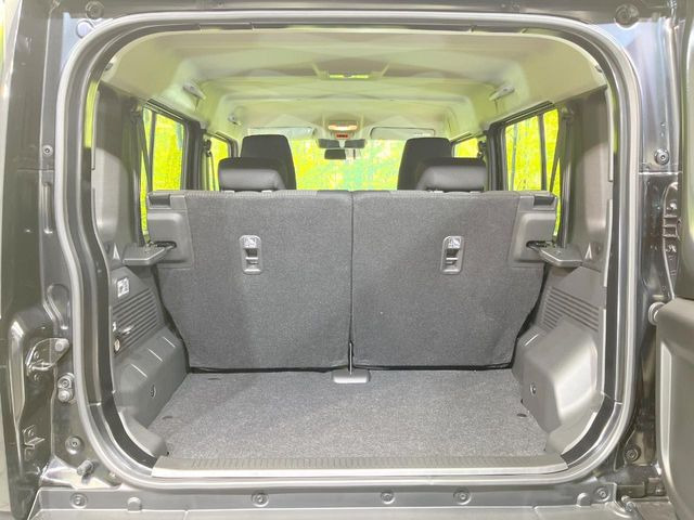 普段のお買い物や通勤、送迎等に十分な荷室スペースを確保しております。セカンドシートを倒すと、大きな荷物の積載も可能です♪