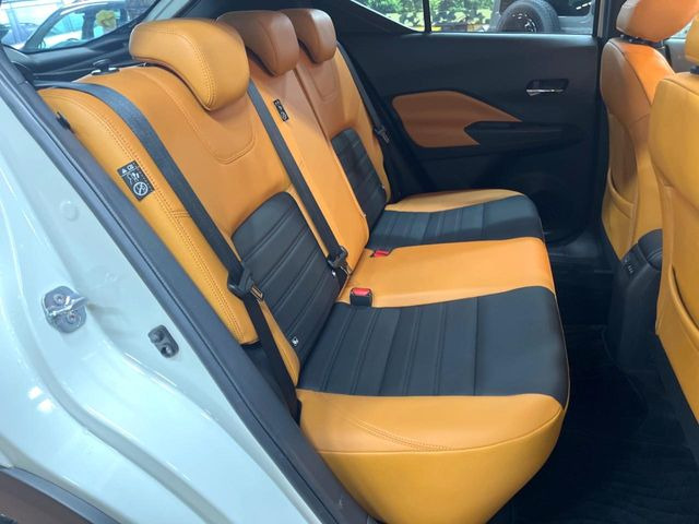 広々とした2列目シートは居住性が高く、居心地も快適!友達や家族とのお出かけにぴったりです。ベビーシートやチャイルドシート使用時も快適にお過ごしいただける十分な空間を確保しています。