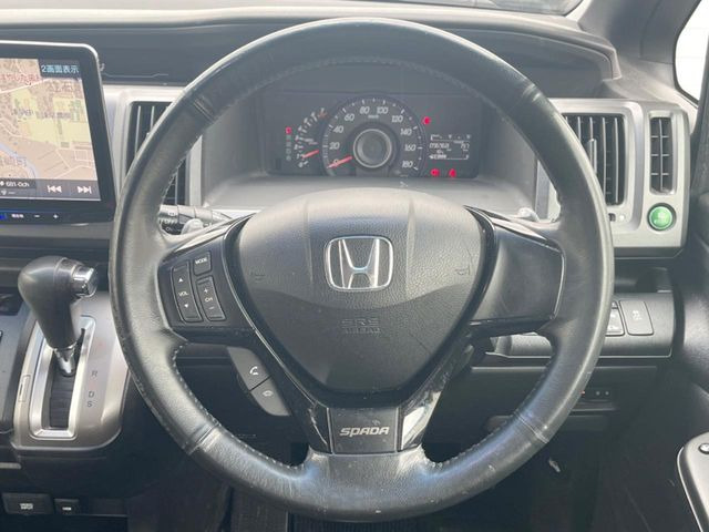 �C���e���A�ɍ��킹���f�U�C���̃X�e�A�����O�́A�^�]�������̂��Ƃ��l���A�^�]���₷���`��A�傫���ł��B�����x�A���ۂɐG���Ă��m���߂��������B