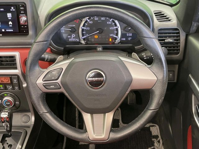 �C���e���A�ɍ��킹���f�U�C���̃X�e�A�����O�́A�^�]�������̂��Ƃ��l���A�^�]���₷���`��A�傫���ł��B�����x�A���ۂɐG���Ă��m���߂��������B