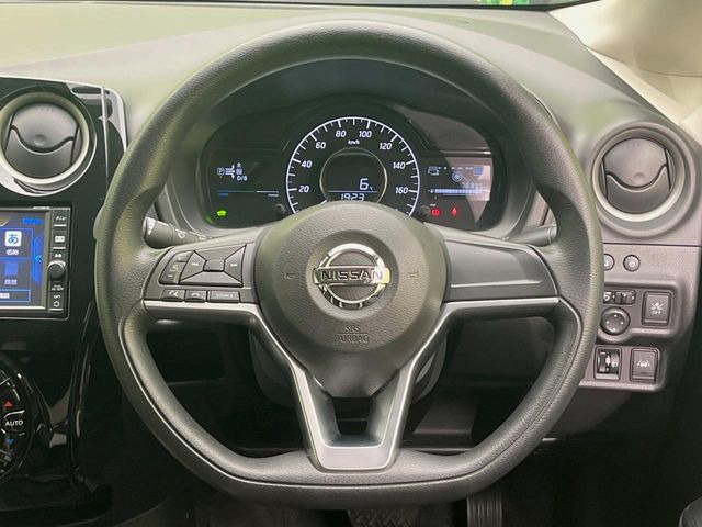 �C���e���A�ɍ��킹���f�U�C���̃X�e�A�����O�́A�^�]�������̂��Ƃ��l���A�^�]���₷���`��A�傫���ł��B�����x�A���ۂɐG���Ă��m���߂��������B