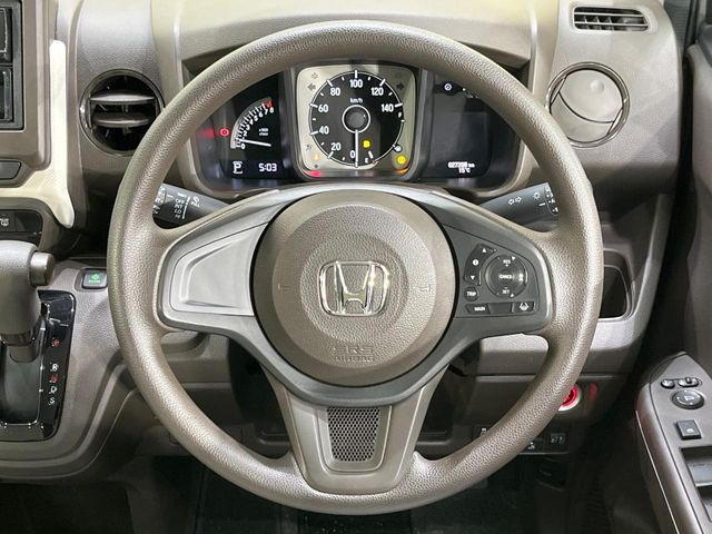 �C���e���A�ɍ��킹���f�U�C���̃X�e�A�����O�́A�^�]�������̂��Ƃ��l���A�^�]���₷���`��A�傫���ł��B�����x�A���ۂɐG���Ă��m���߂��������B