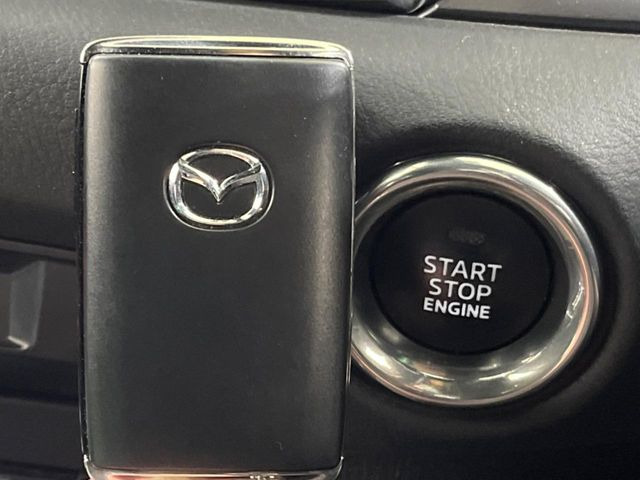 【アドバンストキー】カバンやポケットに入れたままでもドアの施錠・解錠が可能なスマートキーを装備。エンジンのオン・オフ時もカギを取り出す必要が無いからとっても便利です♪