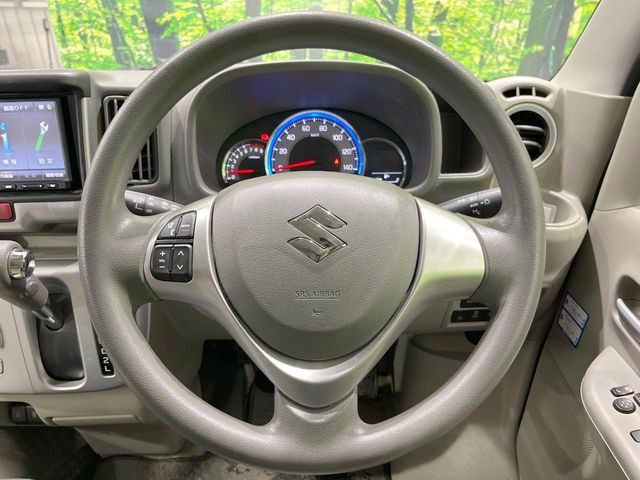 �C���e���A�ɍ��킹���f�U�C���̃X�e�A�����O�́A�^�]�������̂��Ƃ��l���A�^�]���₷���`��A�傫���ł��B�����x�A���ۂɐG���Ă��m���߂��������B