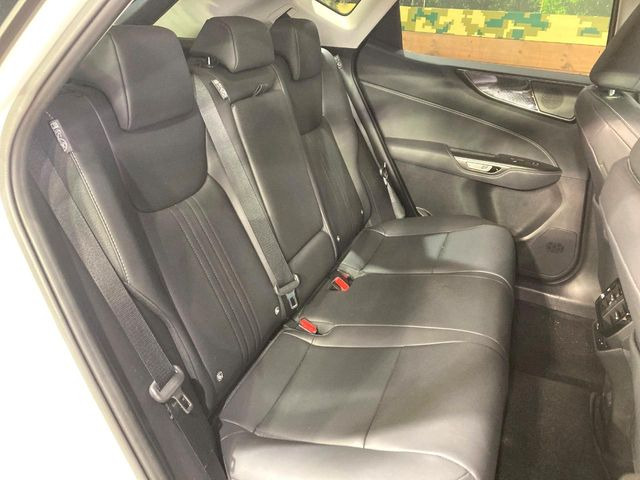 後部座席も気になるようなキズ・汚れやへたり等、大きなダメージはなく、良好な状態です。