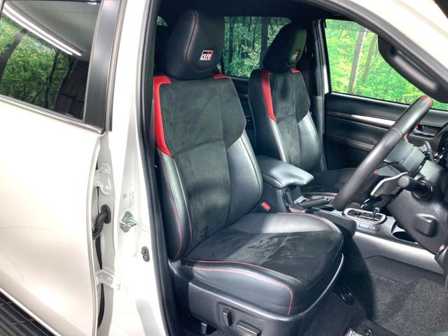 【専用スポーツシート】ホールド性に優れ、カーブ時の体が流れを抑制してくれます。また、体にフィットするから腰や背中が疲れにくく、ロングドライブや高速走行でも快適にお過ごしいただけます♪