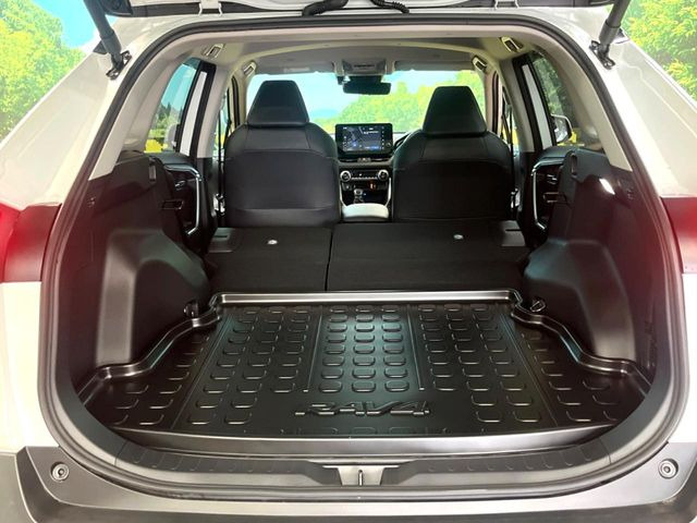 後席を格納すると、これだけの広さが!シーンに合わせたシートアレンジで、大きな荷物も積むことが出来ます♪