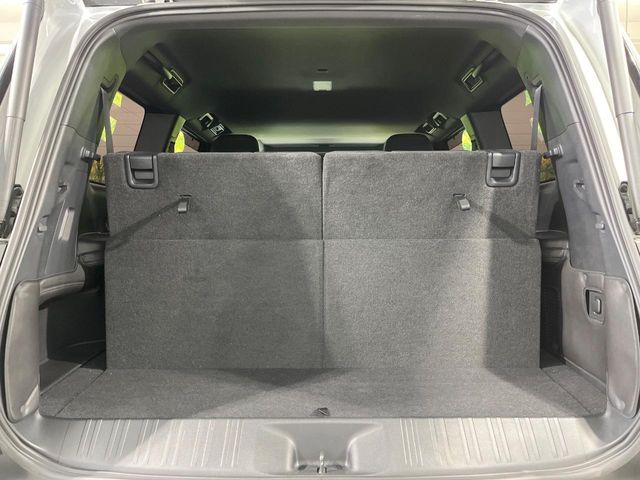 ���i�̂���������ʋ΁A���}���ɏ\���ȉ׎��X�y�[�X���m�ۂ��Ă���܂��B�Z�J���h�V�[�g��|���ƁA�傫�ȉו��̐ύڂ��\�ł���