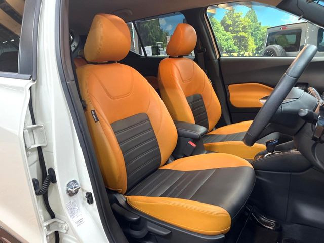 【合皮レザーシート】汚れのふき取りが容易でメンテナンスもが簡単な、機能性に優れる合成皮革を採用した上質なシートです。座り心地もよく、高級感あふれる心地良い車内空間を演出してくれます。