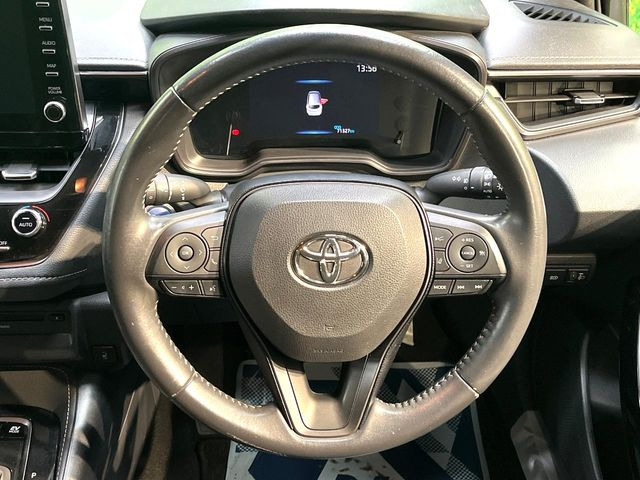 �C���e���A�ɍ��킹���f�U�C���̃X�e�A�����O�́A�^�]�������̂��Ƃ��l���A�^�]���₷���`��A�傫���ł��B�����x�A���ۂɐG���Ă��m���߂��������B