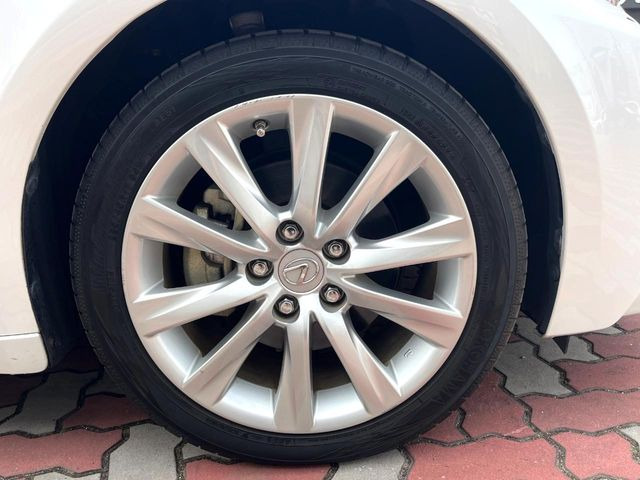 【純正17インチアルミホイール】外観にマッチした純正アルミホイールを装着しております。各種社外アルミホイールや、スタッドレスタイヤも取扱いしております。是非ご相談ください♪