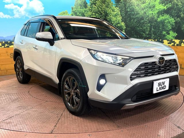 高透明度のガラス皮膜で撥水はもちろん、上質なツヤ・光沢を実現。紫外線や酸性雨から大切な愛車を保護し、色あせ・劣化を防止。「弾スプラッシュコート」、「弾プリミッサコート」からお選びいただけます。