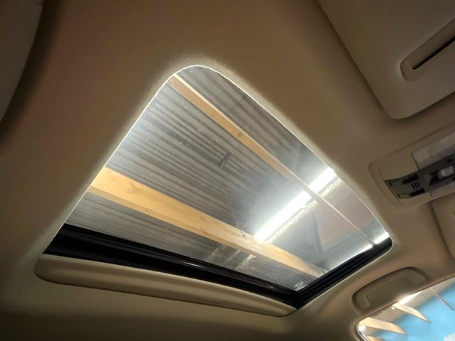 【サンルーフ】開放感たっぷりの希少装備、サンルーフが装着されています!車内に明かりを取り入れたり景色を楽しむ以外にも、車内の空気も簡単に換気できて快適です!