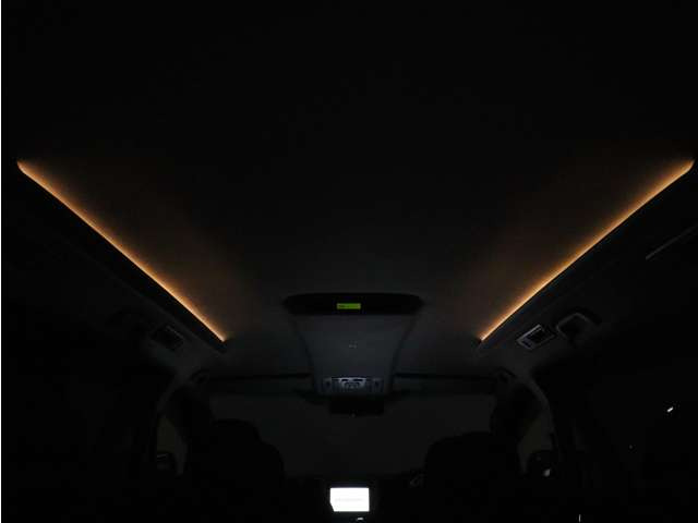 夜間に室内を照らしてくれるルームライトです