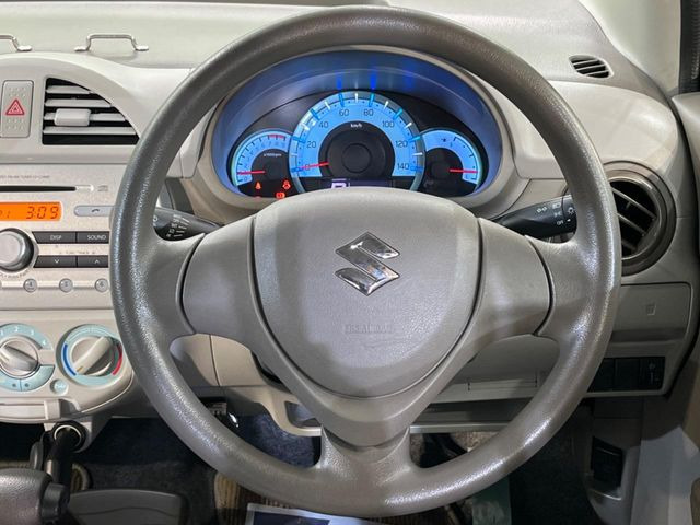 �C���e���A�ɍ��킹���f�U�C���̃X�e�A�����O�́A�^�]�������̂��Ƃ��l���A�^�]���₷���`��A�傫���ł��B�����x�A���ۂɐG���Ă��m���߂��������B