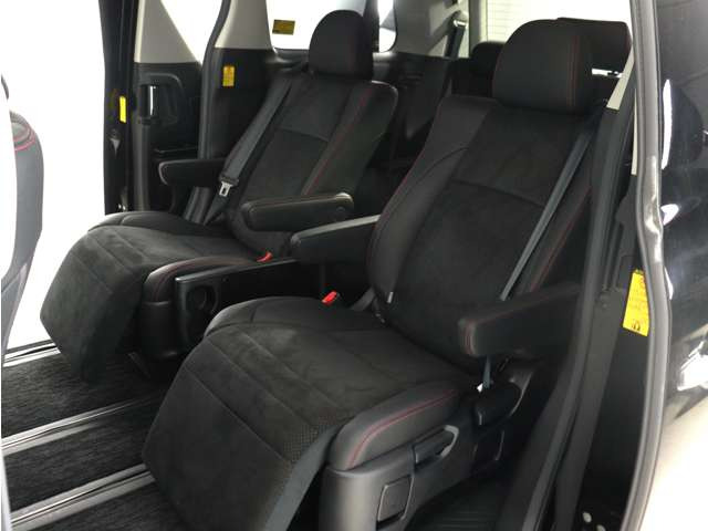 【オットマン付きセカンドシート】最大800mmのロングスライドシートとオットマン機能により足を楽々伸ばす事が可能です!また、ひじ掛けもありますので、快適なドライブをお楽しみいただけます!