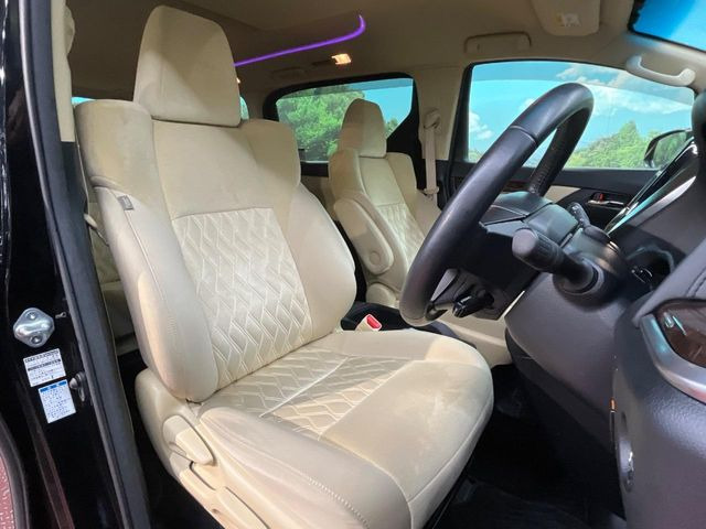 運転席シート廻りは使用感も少なく、良好な状態となっています。前オーナー様が丁寧に使っていたことがよくわかりますね。