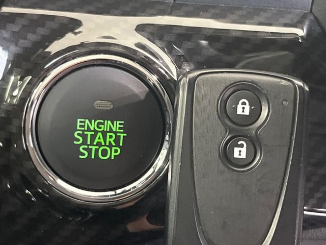 【スマートキー】カバンやポケットに入れたままでもドアの施錠・解錠が可能なスマートキーを装備。エンジンのオン・オフ時もカギを取り出す必要が無いからとっても便利です♪