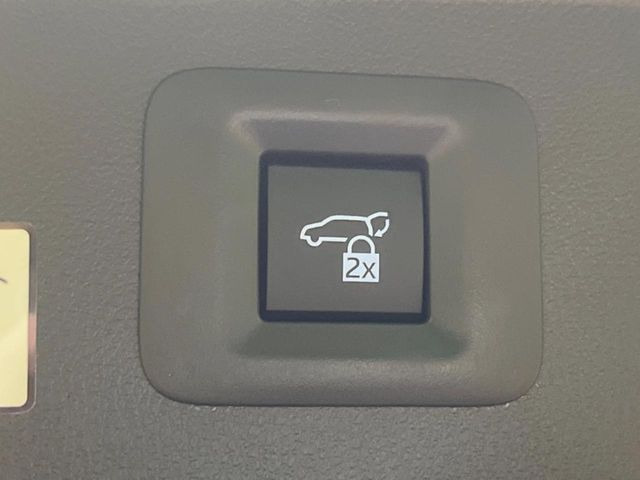 【パワーバックドア】スマートキーや運転席のボタンを押すだけでリアゲートが自動で開閉します!荷物を持っている時や、高い位置にあるバックドアを閉める際に便利な機能です♪