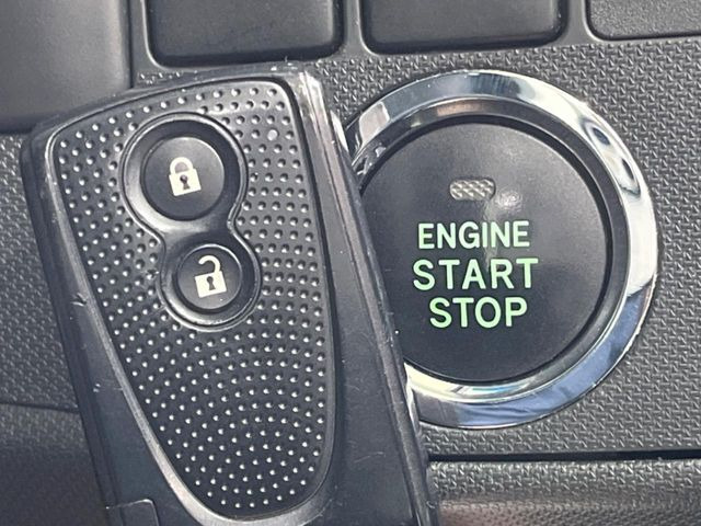 �y�L�[���X�X�^�[�g�V�X�e���z�J�o����|�P�b�g�ɓ��ꂽ�܂܂ł��h�A�̎{���E�������\�ȃX�}�[�g�L�[�𑕔��B�G���W���̃I���E�I�t�����J�M�����o���K�v����������Ƃ��Ă��֗��ł���