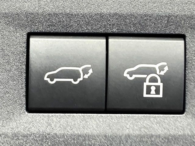 【パワーバックドア】スマートキーや運転席のボタンを押すだけでリアゲートが自動で開閉します!荷物を持っている時や、高い位置にあるバックドアを閉める際に便利な機能です♪