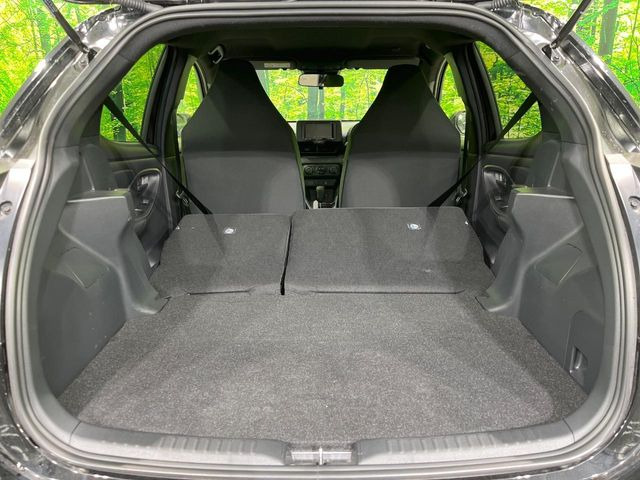 ���i�̂���������ʋ΁A���}���ɏ\���ȉ׎��X�y�[�X���m�ۂ��Ă���܂��B�Z�J���h�V�[�g��|���ƁA�傫�ȉו��̐ύڂ��\�ł���