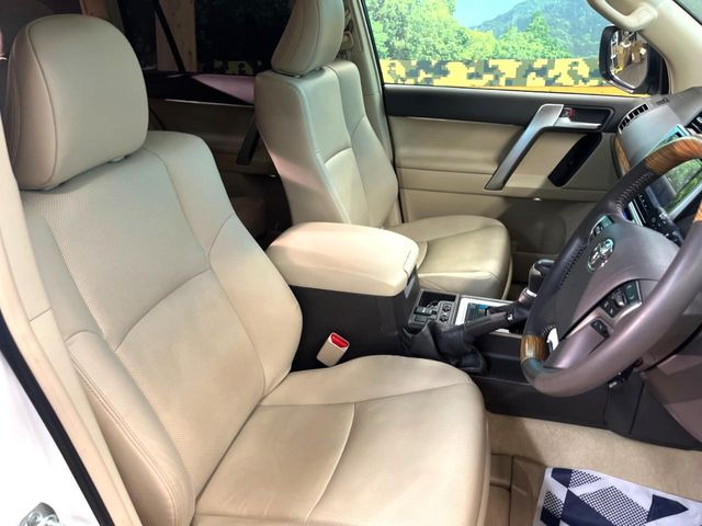 【ベージュレザーシート】デザイン性が高く、高級感のあるベージュ革シート。常に体に触れる部分だから、座り心地の良さにはこだわりたいですね♪汚れの付着や劣化を抑制する内装コーティング施工もおススメですよ♪