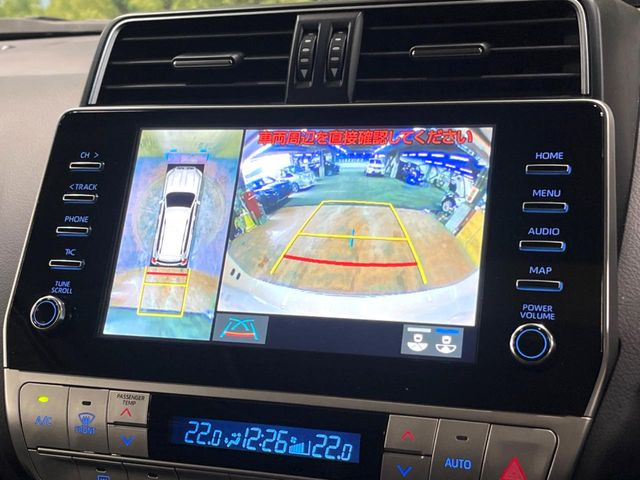 【マルチテレインモニター】車のフロントやサイドのカメラ画像を同時にモニター表示することで、悪路や狭い道を走行時でも周囲の状況確認ができ安心!本格SUVにうれしい装備です♪