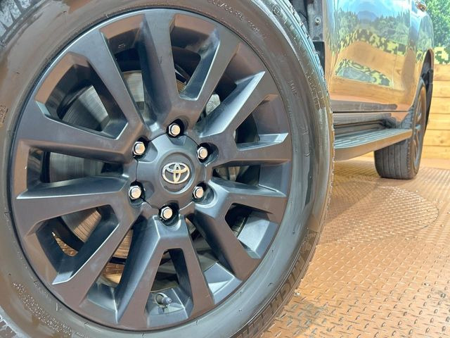 【純正18インチアルミホイール】外観にマッチした純正アルミホイールを装着しております。各種社外アルミホイールや、スタッドレスタイヤも取扱いしております。是非ご相談ください♪