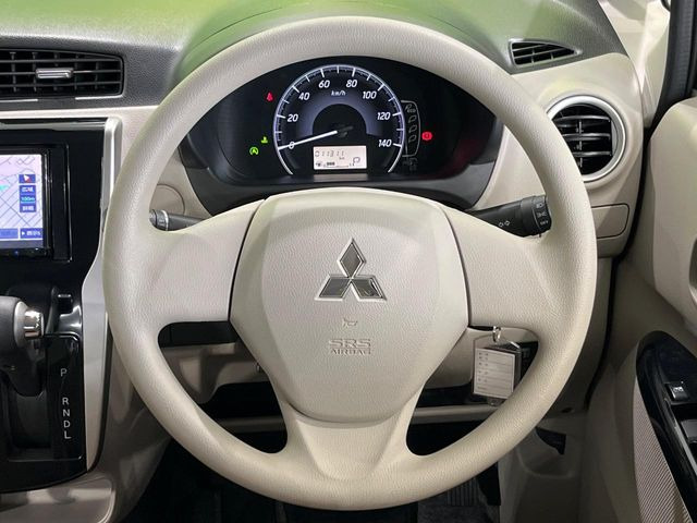 �C���e���A�ɍ��킹���f�U�C���̃X�e�A�����O�́A�^�]�������̂��Ƃ��l���A�^�]���₷���`��A�傫���ł��B�����x�A���ۂɐG���Ă��m���߂��������B