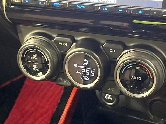 【オートエアコン】一度お好みの温度に設定すれば、車内の温度を検知し風量や温度を自動で調整。暑い&hellip;寒い&hellip;と何度もスイッチ操作をする必要はありません。快適な車内空間には必須の機能ですね♪