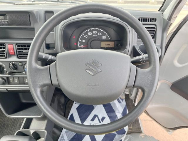 �C���e���A�ɍ��킹���f�U�C���̃X�e�A�����O�́A�^�]�������̂��Ƃ��l���A�^�]���₷���`��A�傫���ł��B�����x�A���ۂɐG���Ă��m���߂��������B