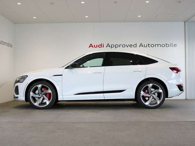 SQ8スポーツバック e-tronベースグレード 4WD